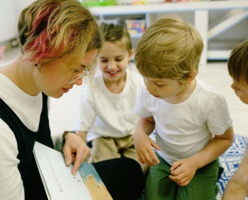 Työturvallisuuskortti tarjoaa kasvatusalan ammattilaisille päiväkodeissa ja kouluissa työvälineitä turvallisen työympäristön luomiseen.
