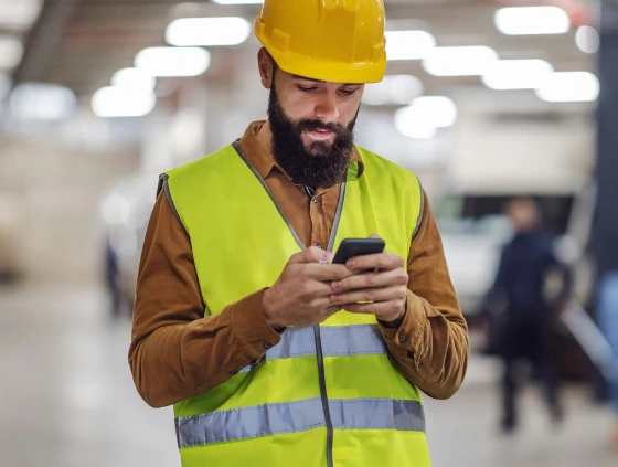 Työturvallisuuskorttikoulutus englanniksi – joustava itseopiskelu sovelluksella ja webinaari ammattilaisen johdolla